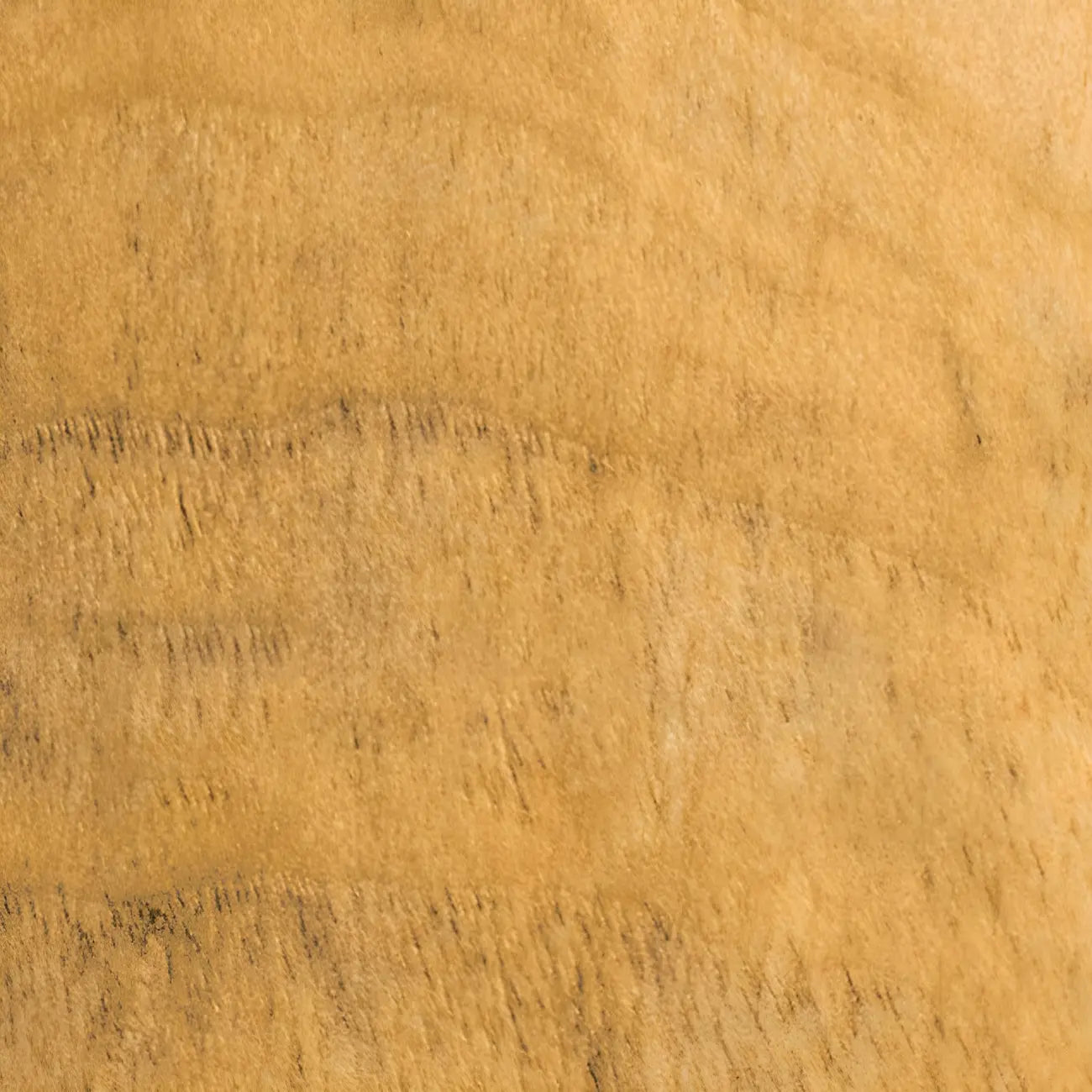 Table d'appoint carrée courte en pin naturel avec piètement abstrait