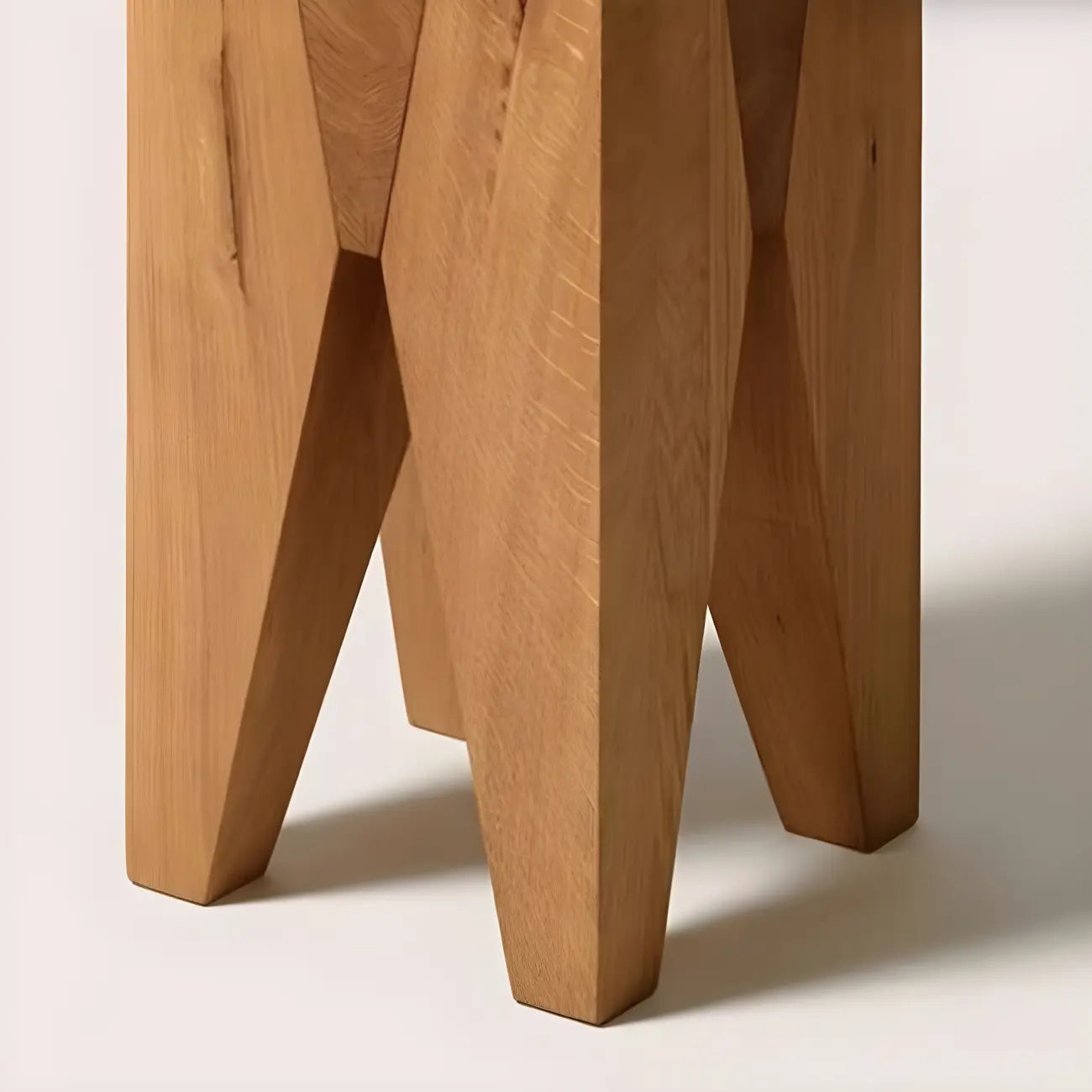 Table d'appoint carrée courte en pin naturel avec piètement abstrait