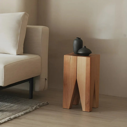 Table d'appoint carrée courte en pin naturel avec piètement abstrait