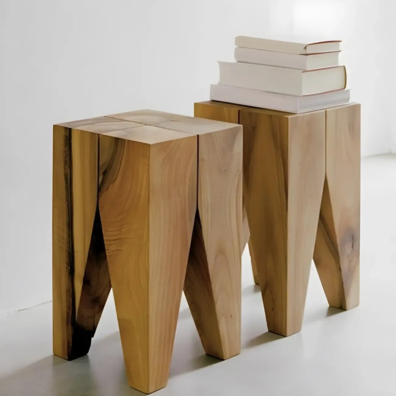 Table d'appoint carrée courte en pin naturel avec piètement abstrait