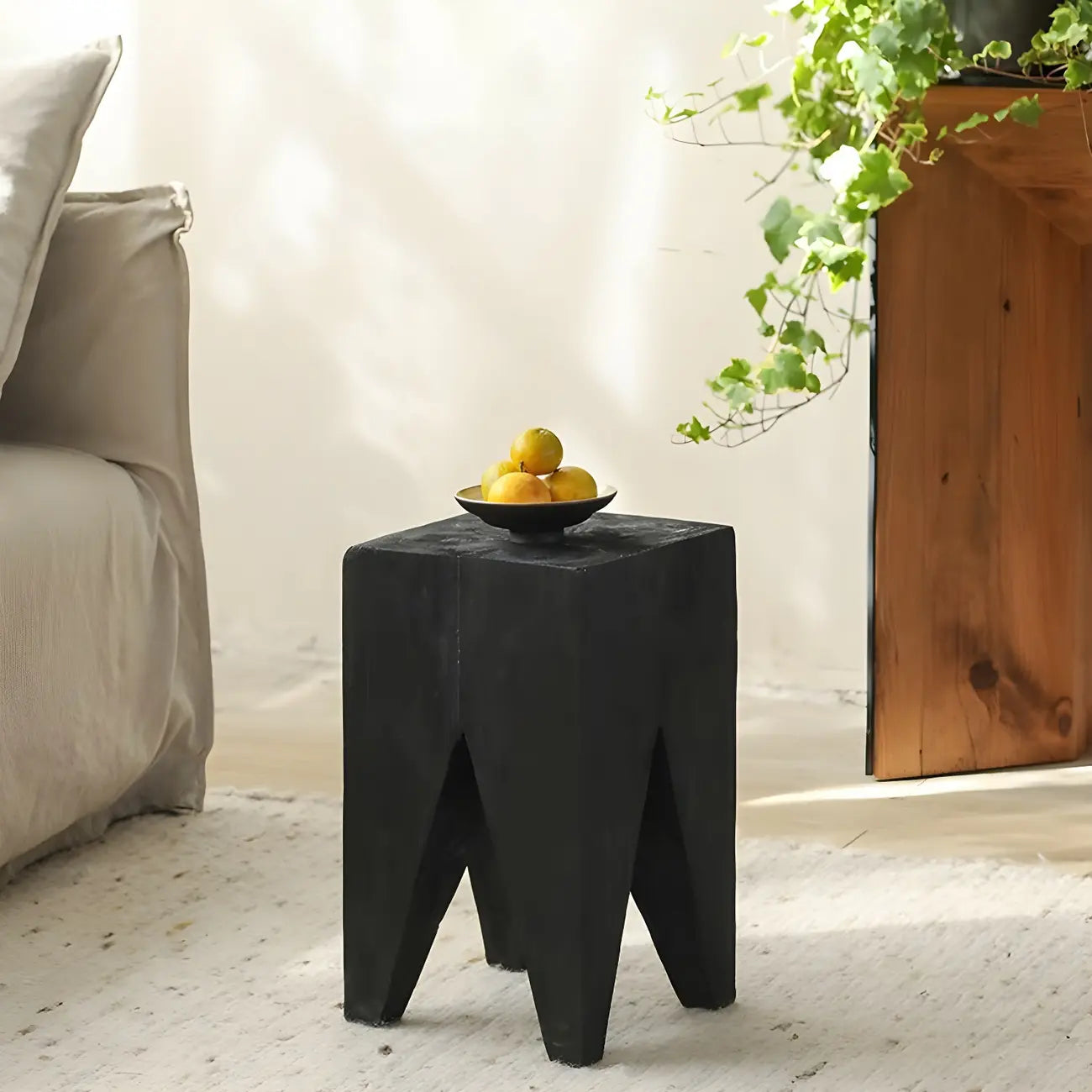 Table d'appoint carrée courte en pin naturel avec piètement abstrait