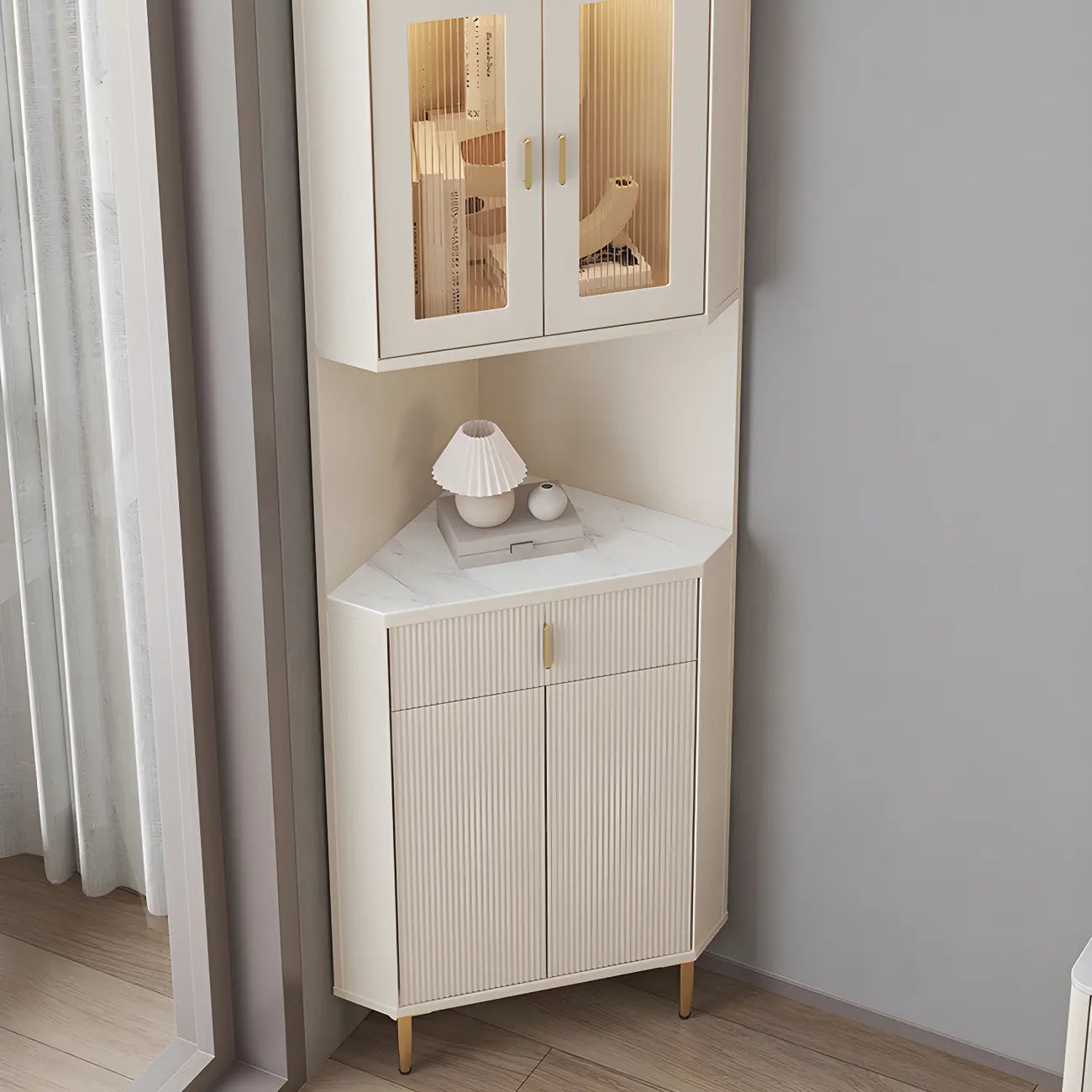 Meuble d'angle de rangement moderne en bois blanc crème et accents dorés