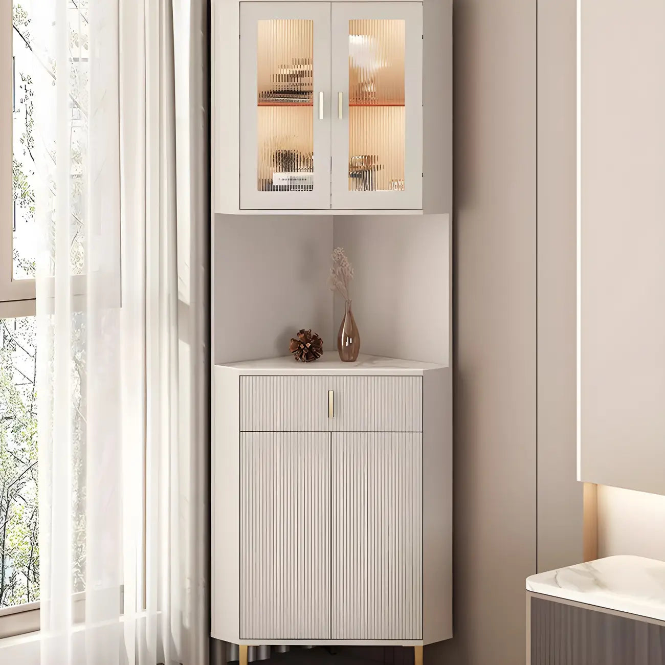 Meuble d'angle de rangement moderne en bois blanc crème et accents dorés