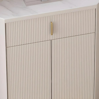 Meuble d'angle de rangement moderne en bois blanc crème et accents dorés
