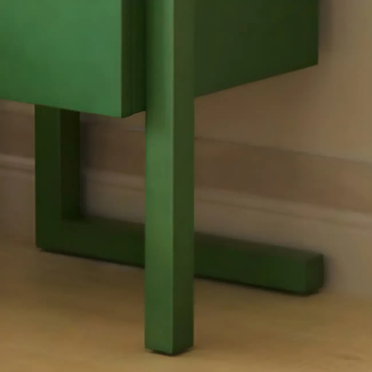 Table de chevet étroite en bois vert à 1 tiroir