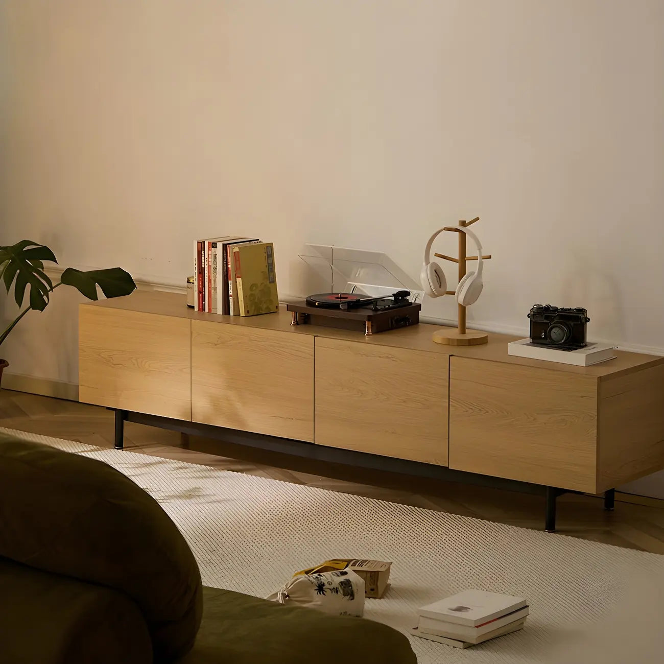 Meuble TV en bois brun nordique avec gestion des câbles