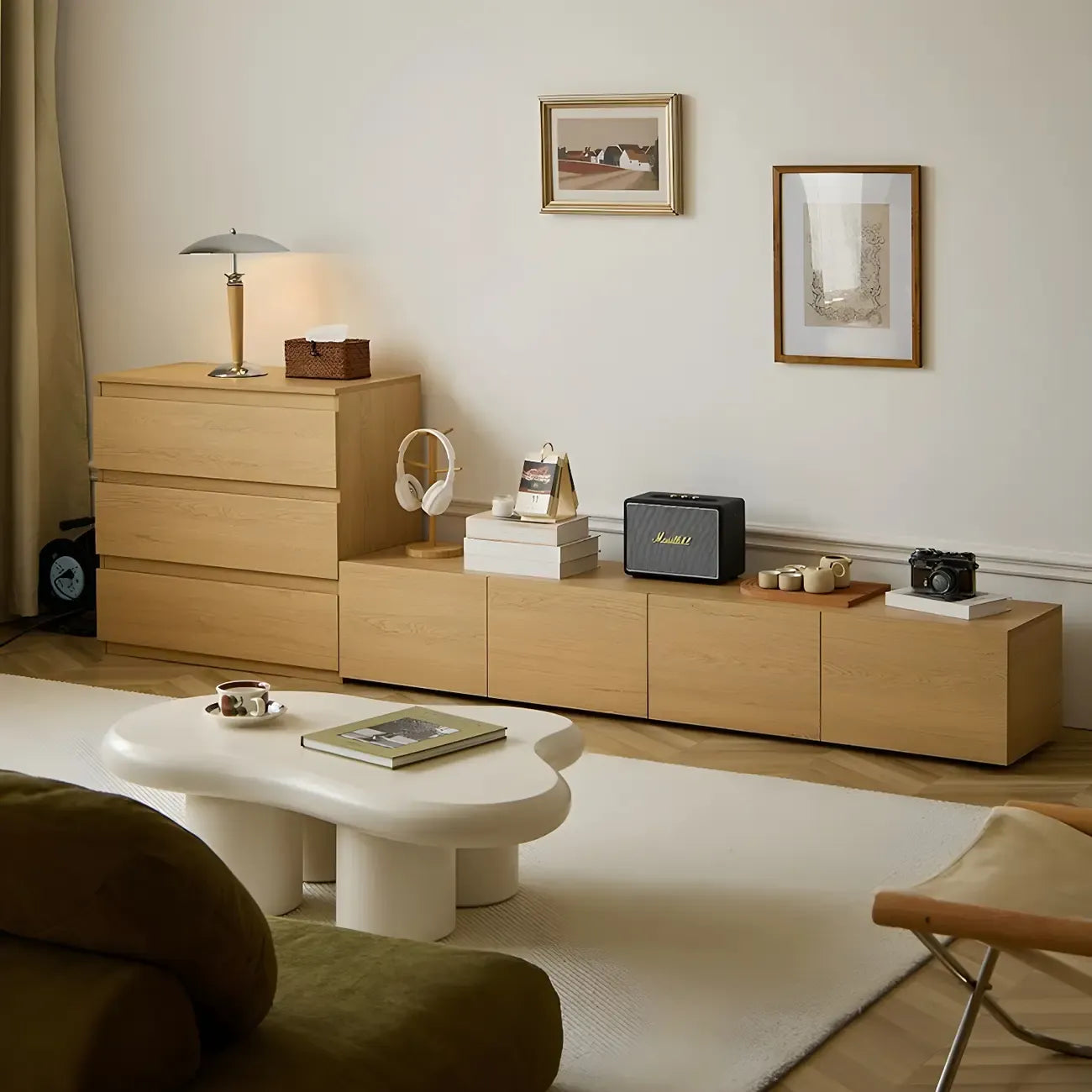 Meuble TV en bois brun nordique avec gestion des câbles