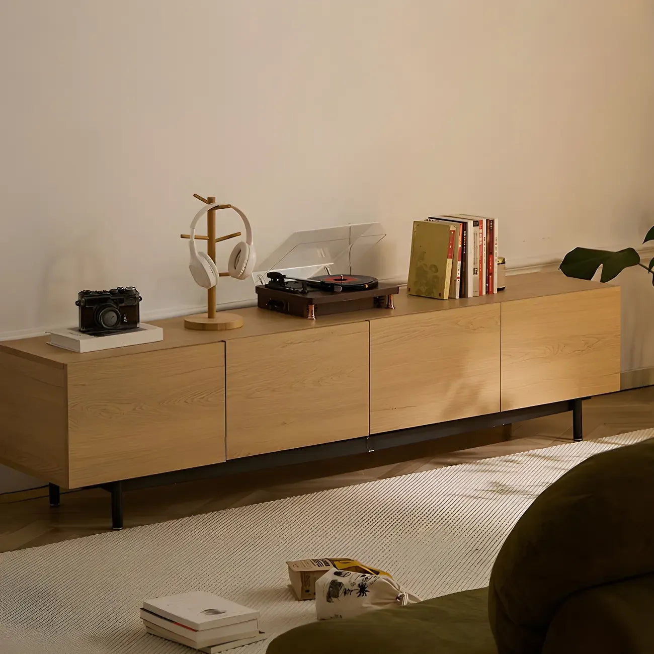 Meuble TV en bois brun nordique avec gestion des câbles