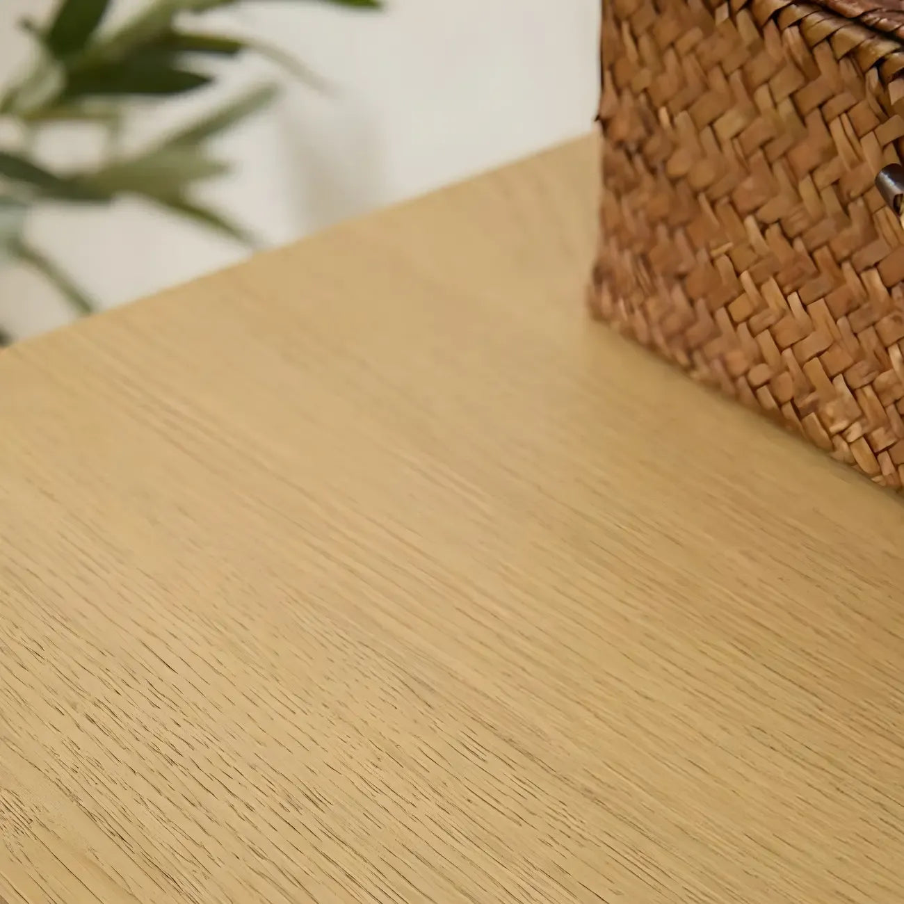 Meuble TV en bois brun nordique avec gestion des câbles