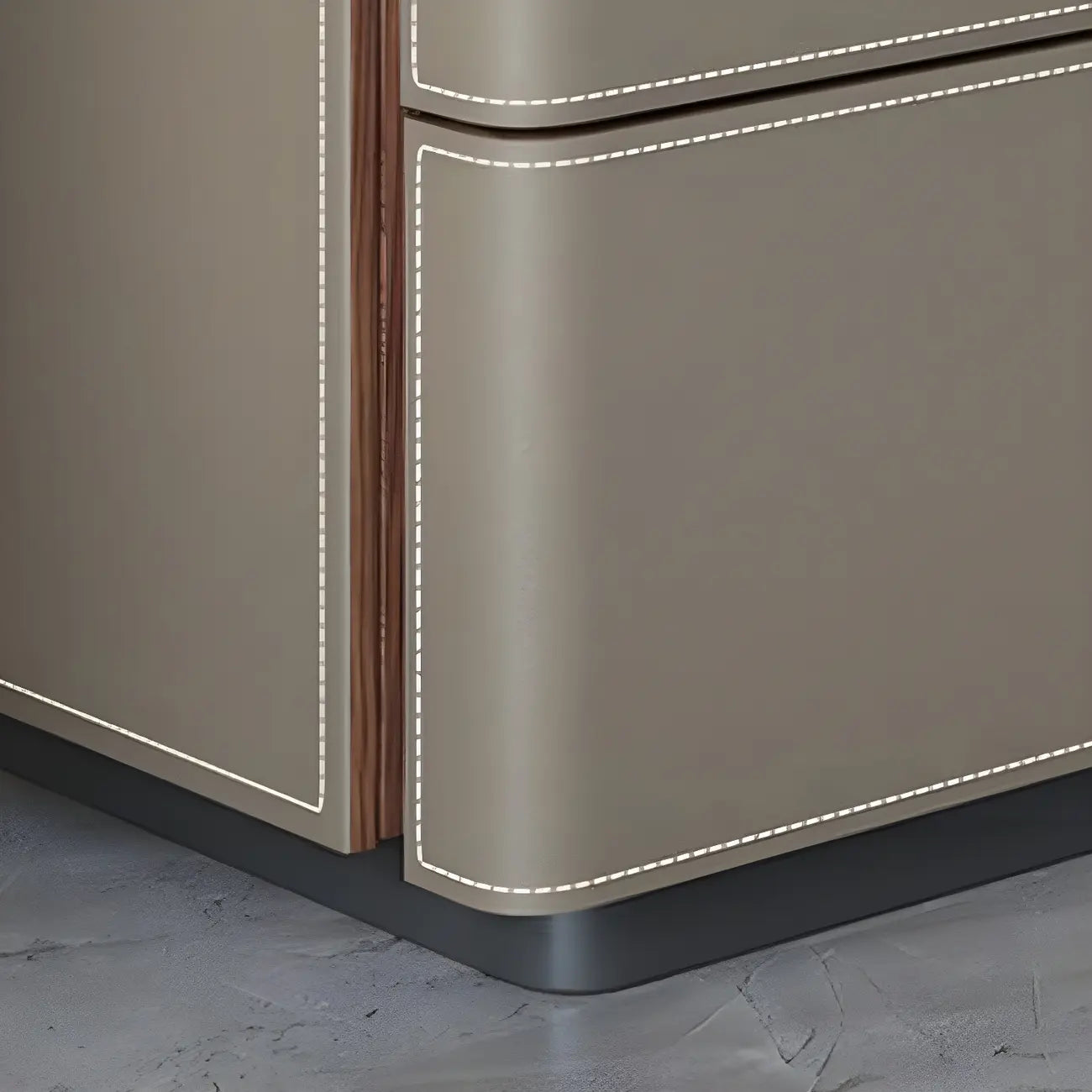 Table de chevet moderne avec tiroirs et plateau en bois et similicuir