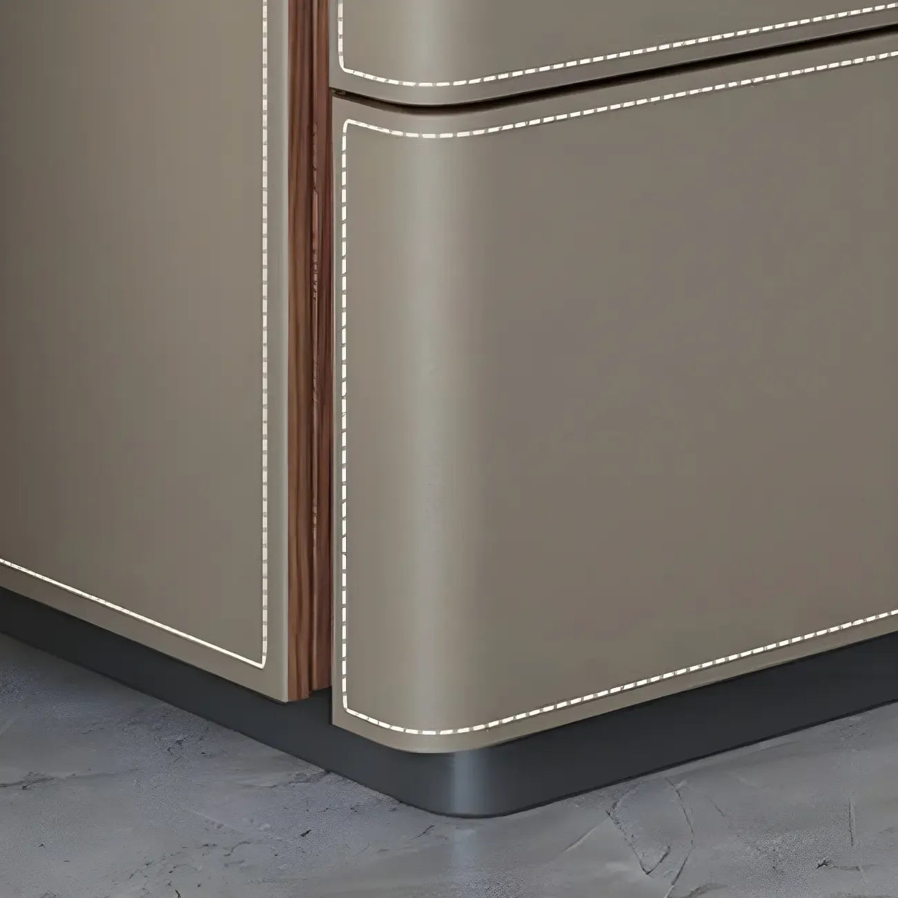 Table de chevet moderne avec tiroirs et plateau en bois et similicuir