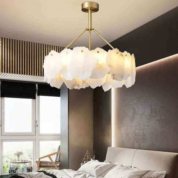 Lustre circulaire en albâtre blanc avec tige de suspension en laiton