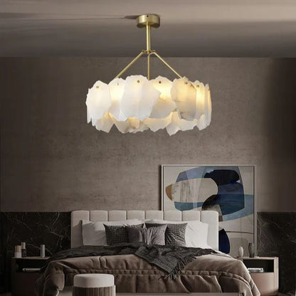 Lustre circulaire en albâtre blanc avec tige de suspension en laiton