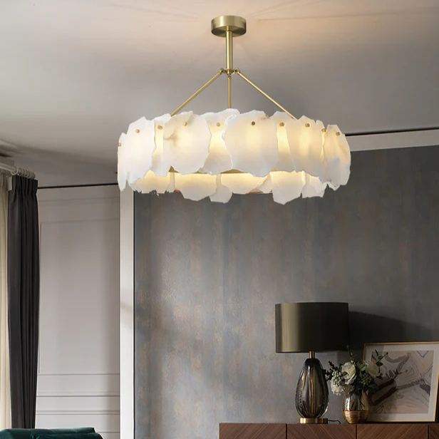 Lustre circulaire en albâtre blanc avec tige de suspension en laiton